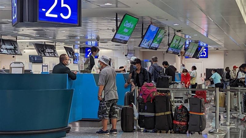 入境流程改變！旅客下機就「領4劑快篩」
