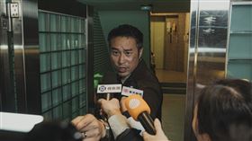 《罪後真相》張孝全飾演過氣名嘴，意外捲入棒球情殺命案被媒體包圍。（圖／威視提供）