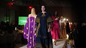 台灣設計師為蔡總統設計服飾  登華府伸展台台灣設計師劉詠苒為總統蔡英文量身打造、充滿原住民風格的晚宴服飾（前右），12日晚間在首屆「第一時裝晚宴」上展示，展現台灣原民文化。中央社記者徐薇婷華盛頓攝  111年10月13日