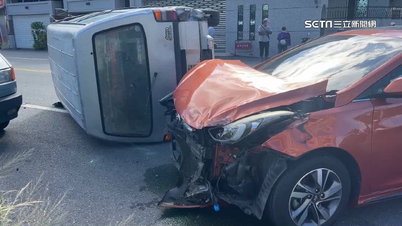 2車互不讓對撞1傷　居民：沒紅綠燈週週撞