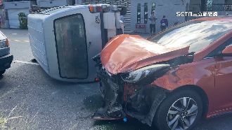 2車互不讓對撞1傷　居民：沒紅綠燈週週撞