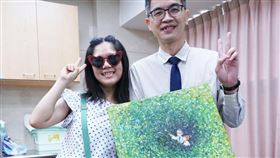 中國附醫乳房醫學中心主任劉良智（右）與乳癌病友劉小姐（左）共同呼籲乳癌患者應積極治療。（圖／劉良智提供）