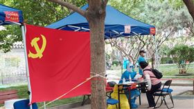 中國動態清零嚴防疫 頻繁核酸檢測中國堅持疫情動態清零政策。2022年上海封城及它所代表的嚴格防疫政策，讓許多人切身體會自己就是政府強制政策下的代價。圖為北京一處核酸檢測點，當地高掛黨旗。中央社記者張淑伶北京攝  111年6月29日