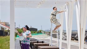 女星林美秀(左一)和春風(右一)在澎湖刷油漆一上午，兩人自嘲膚色黑一階。（圖／翻攝灰人文化提供）