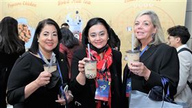 遠近馳名的珍珠奶茶受到美國人的喜愛，人手一杯欲罷不能。（圖／貿協提供）