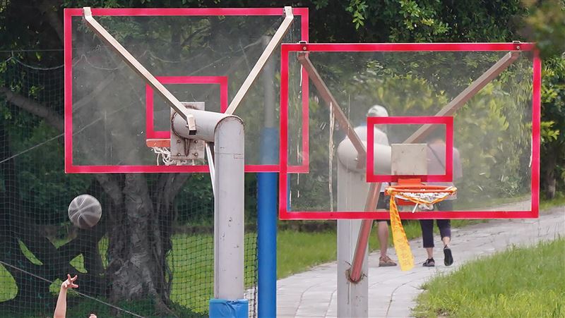 籃球架「加速狂飆」　2童狂追不上網笑翻