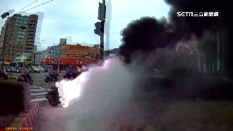 上班途中機車火燒屁股！交警及時協助滅火