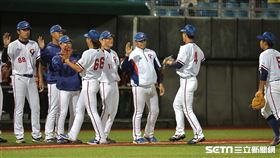▲U23世界盃棒球賽，台灣隊在開幕戰擊敗哥倫比亞，賽後球員慶祝勝利。（圖／記者劉彥池攝影）