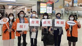 邊境解封首日  日本哈台族：最想享受「台灣空氣」COVID-19疫情減緩，時隔2年7個月，台日邊境解封。13日解封後訪台的首發團當中，日本的立花女士（右3）說，現在最想的就是享受「台灣空氣」。中央社記者楊明珠千葉攝  111年10月13日