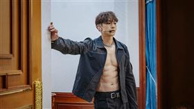 《Take One：終極一曲》Rain在青瓦台開唱。（圖／Netflix提供）