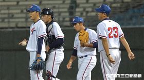 ▲U23世界盃棒球賽，台灣隊先發投手陳宇宏控球不穩，投手教練沈柏蒼喊暫停。（圖／記者劉彥池攝影）