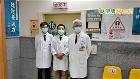 醫師們（由右至左：許鈞碩主任、陳建翰醫師、林肇柏醫師）提醒，子宮肌瘤難預防，有相關不適症狀，請儘早至醫院檢查。