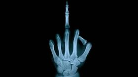 研究揭「比中指」能減輕疼痛感　專家曝背後原因（示意圖／Pixabay）