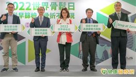 中華民國骨質疏鬆症學會黃兆山理事長(左二)、國立台灣大學附設醫院骨科部楊榮森教授(右二)、國立台灣大學附設醫院雲林分院骨科部傅紹懷醫師(右一)、國立台灣大學附設醫院骨科部陳宣佑醫師(左一)及明華園戲劇總團首席孫翠鳳 ，齊聚出席2022年世界骨鬆日記者會，呼籲「骨鬆早篩檢、骨折不出現」。