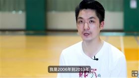 蔣萬安合體籃球網紅「彭尊」秀球技。(圖/翻攝自球給彭尊 SPOOTD YouTube)