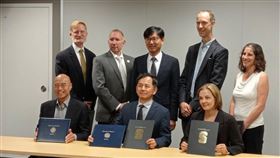 前排左起 SkyDeck 資深顧問Pochi Wu、工研院北美公司王韶華總經理、史丹佛大學工學院國際教務長Carissa Little。後排柏克萊大學前工學院副院長Anthony George、SkyDeck 國際大使 Jeep Kline、經濟部技術處處長邱求慧、史丹佛大學工學院教授 Charles Eesley、課程主任Ronie Shilo。（圖／經濟部技術處提供）