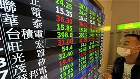 台股延續跌勢  台積電失守400元大關美股跌多漲少，台股12日開低走低，早盤一度跌逾百點，失守「萬三」關卡，再創波段新低；台積電下跌6元，失守400元大關。中央社記者徐肇昌攝  111年10月12日