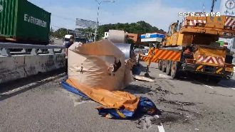 拖板車滾落2鋼捲！砸落路面交通受阻2小時