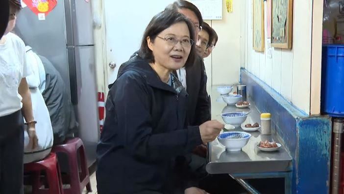 看到美食WOW！蔡英文赴市場推觀光超活潑