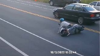 風真透！恆春落山風發威　婦騎車自摔