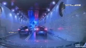 違規逆向跨越雙黃線　連撞3車硬鑽加速逃