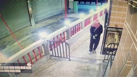 屏東頻傳宮廟香油錢竊案  警研判同一人所為屏東東港、新園、林邊、崁頂等鄉鎮近月接連發生9件宮廟香油錢竊盜案，警方調閱監視器畫面追查發現，竊嫌犯案時會先騎機車至宮廟附近停放，再變裝並戴上自製頭套後入內行竊，犯案手法如出一轍，研判為同一人所為。（警方提供）中央社記者李卉婷傳真  111年10月14日