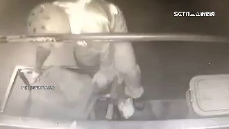 驚險！行進間整理廚餘　清潔隊員摔落馬路