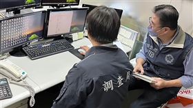 期貨營業員涉吸金逾11億  檢調搜查約談有期貨公司營業員涉嫌勾結非法代操業者，以代操投資期貨或借款等名義吸金新台幣11億餘元，新北檢方13日指揮相關單位兵分18路搜索，約談15人到案，並陸續移送新北檢複訊。圖為調查局人員搜索涉案營業員辦公處所畫面。（調查局提供）中央社記者蕭博文傳真  111年10月14日