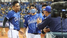 富邦悍將詹智堯（左）上場代跑，獲得球迷歡呼喝采。（圖／富邦悍將）