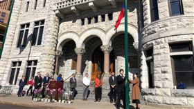 紐約雪城慶雙十  中華民國國旗冉冉升起紐約州雪城14日舉辦慶祝中華民國111年國慶升旗典禮，青天白日滿地紅國旗在市政廳前冉冉升起。（駐紐約辦事處提供）中央社記者尹俊傑紐約傳真  111年10月15日