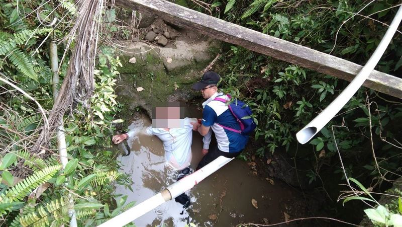 登山翁踩空慘摔　警勇跳4米深山溝救人
