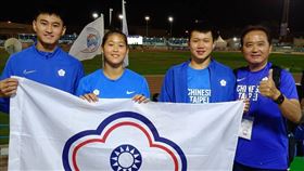 ▲台灣男子標槍小將黃潮鴻（右2）、跨欄好手謝元愷（左1）、女子鐵餅女將江靜緣（左2）在第4屆亞洲U18青年田徑錦標賽替台灣添「金喜」。（圖／翻攝自中華台北田徑協會臉書）