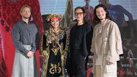 斯卡羅演員群法比歐、周厚安、程苡雅及導演出席臺北時裝週開幕大秀。（圖／記者楊澍攝影）