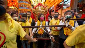 總統蔡英文、民進黨台北市長候選人陳時中今（15）日上午出席「葫蘆寺建廟75週年水陸除瘟巡安起駕大典」。（圖／總統府提供）