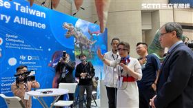 駐美代表處大使蕭美琴(右3)連兩天參觀本展，體驗元宇宙恐龍狂想曲活動。（圖／貿協提供）