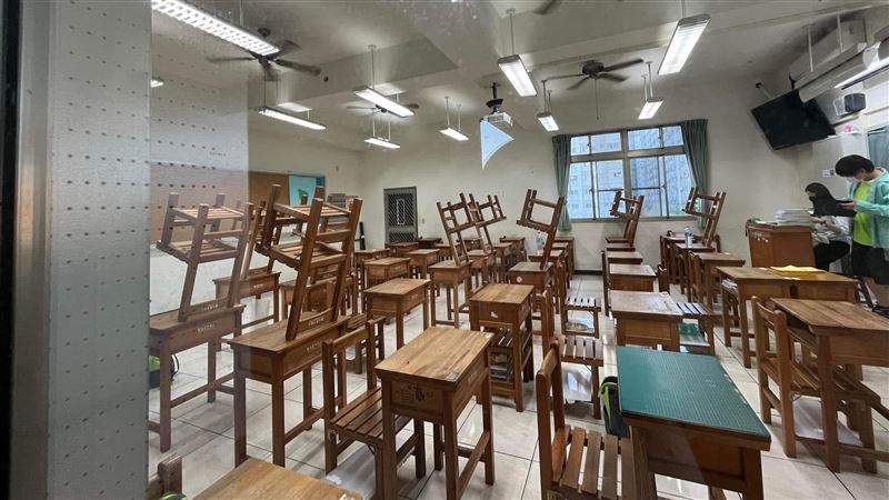 教室疊椅子掀回憶　神人曝整排掃把全站直