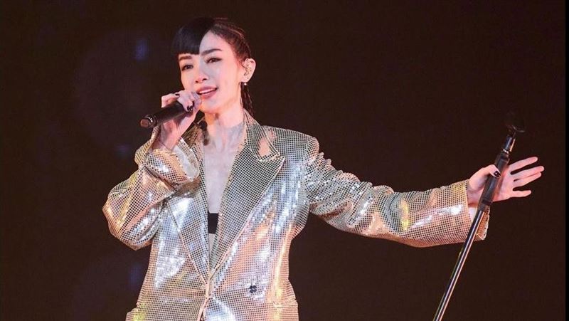 謝金燕32年前泳裝辣照曝光　神似王祖賢