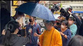 馬來西亞女大生家人返回租屋處招魂。（圖／翻攝畫面）