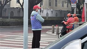 中共20大前維安升級  志願者監視路口動靜中共20大16日開幕，北京街頭除了制服員警，還有一些社區志願者及各式各樣的協警及保安。圖為北京國家體育總局旁一處路口，1名老年志願員站在斑馬線與快慢車道交界處，緊盯著路口四周動靜。中央社記者邱國強北京攝  111年10月15日