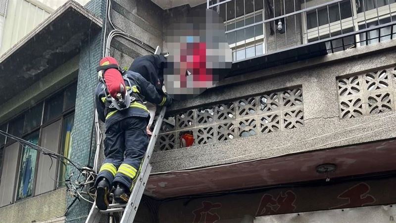 淡水透天厝竄火！　住警器立功救下8人