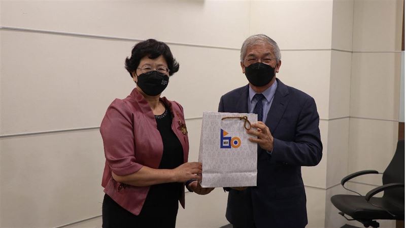 國立教育電台參訪世新盛讚影音播客直播間