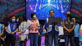 國民黨嘉義縣長參選人王育敏舉辦造勢晚會，馬英九前來站台。（圖／翻攝自王育敏臉書）