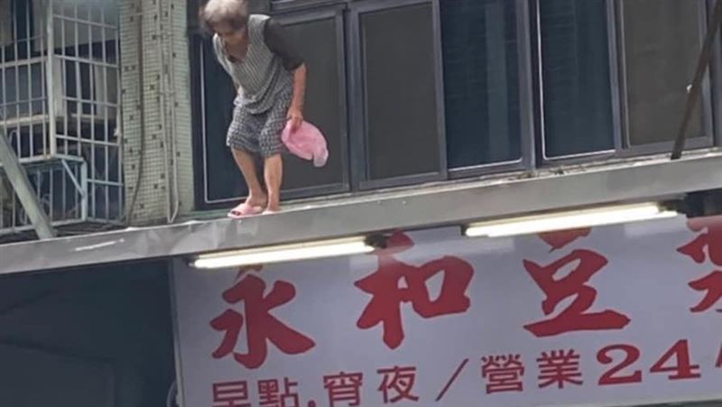 阿嬤站屋簷「點早餐」：住樓上就是方便