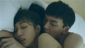 《小藍》王渝萱（右）在電影中大膽台詞「你會永遠ｘ我嗎？」引熱議，左為張洛偍。（圖／翻攝自小藍YouTUBE）