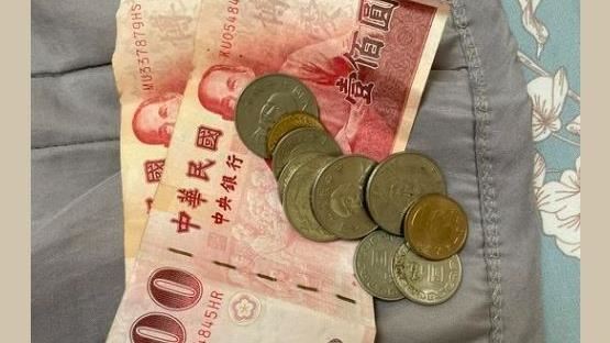 哭了！女兒突塞262元給她：媽媽吃好一點