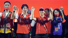 賴清德再為Kolas Yotaka站台民進黨花蓮縣長參選人Kolas Yotaka（前右2）15日在玉里鎮哈拉灣部落成立南區競選總部，副總統賴清德（前左2）到場站台力挺，盼花蓮能選出首個原住民縣長。中央社記者張祈攝  111年10月15日