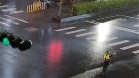 汐止集團,汐止派出所,汐止,暴雨,指揮交通（圖／翻攝汐止集團）