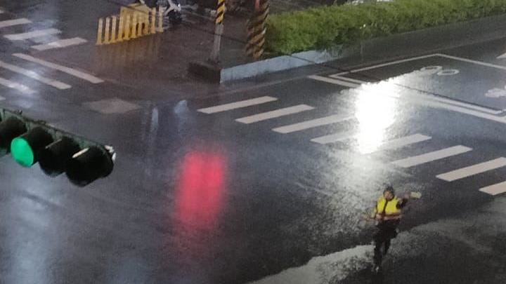 雨炸新北！汐止即起開放紅黃線、學校停車
