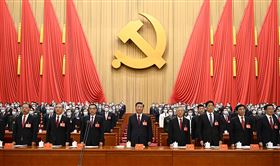 中國共產黨第二十次全國代表大會今（16）日在北京人民大會堂開幕。習近平發表演說。（圖／翻攝自新華網）