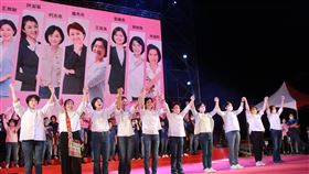 國民黨女力集合  「十全十美」台中造勢尋求連任的台中市長盧秀燕（前右5）14日晚間與國民黨本屆選舉女性參選人林姿妙（前右起）、黃敏惠、張麗善、王惠美、饒慶鈴（前左起）、徐榛蔚、王育敏、許淑華、柯志恩一同在台中場舉辦「十全十美．女力挺台灣」聯合造勢大會，呼籲民眾給國民黨女性參選人機會，讓「十全十美」一起當選。中央社記者蘇木春攝  111年10月14日